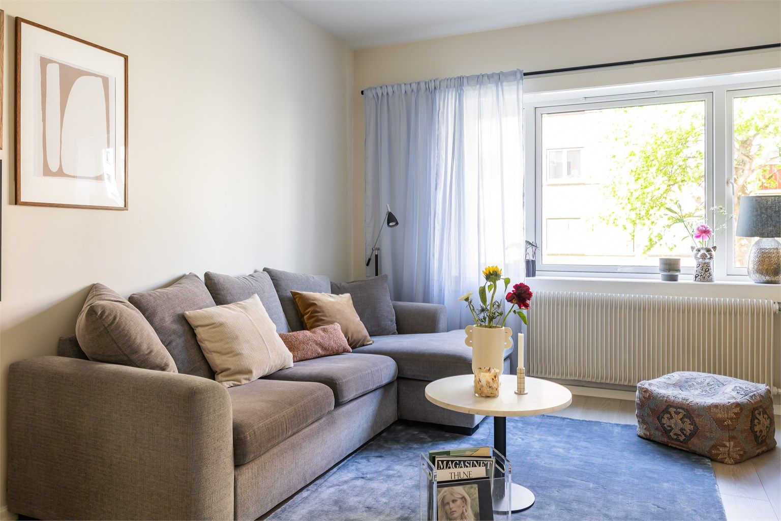 Delikat stue med god plass til sofa, spisebord og tilhørende møblement.