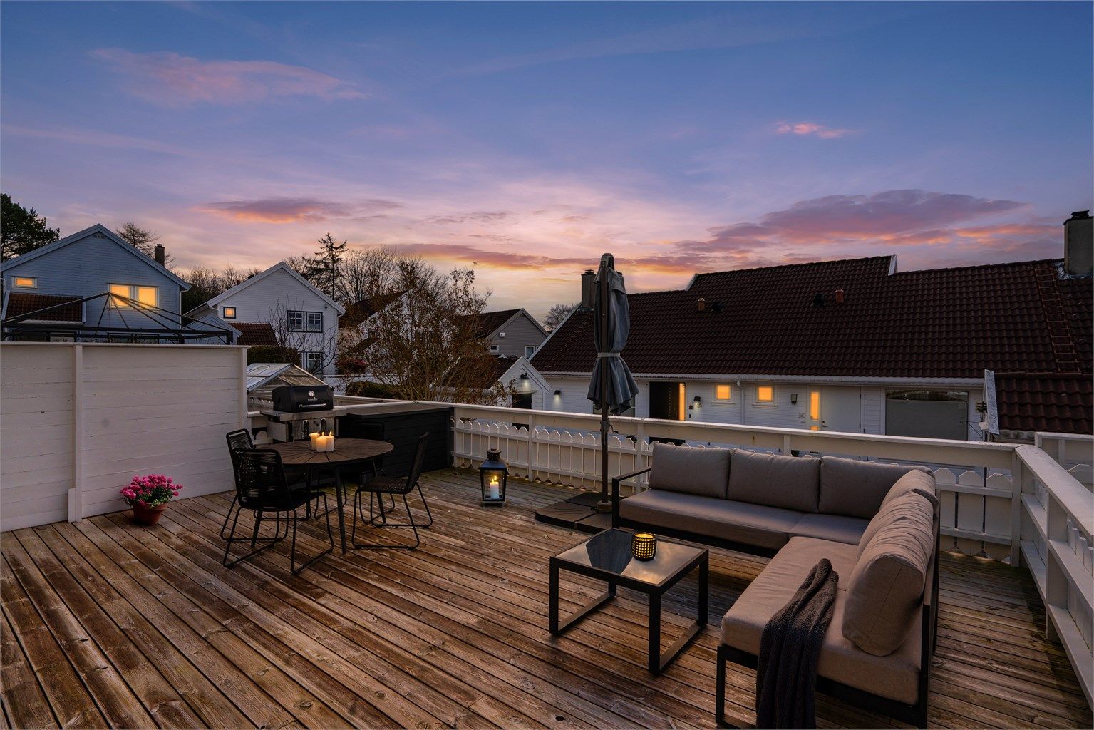 Romslig terrasse mot sør-vest.