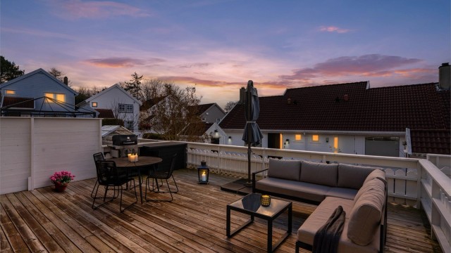 Romslig terrasse mot sør-vest.
