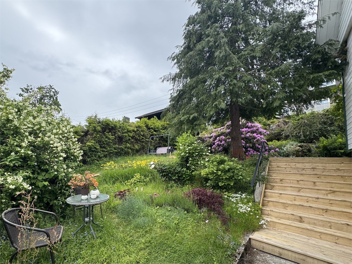 Eieren har brukt mange år på å opparbeide hagen som en typisk engelsk hage, ofte referert til som en «cottage garden» - en uformell, frodig og sjarmerende stil som blander prydplanter med nyttevekster