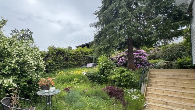 Eieren har brukt mange år på å opparbeide hagen som en typisk engelsk hage, ofte referert til som en «cottage garden» - en uformell, frodig og sjarmerende stil som blander prydplanter med nyttevekster