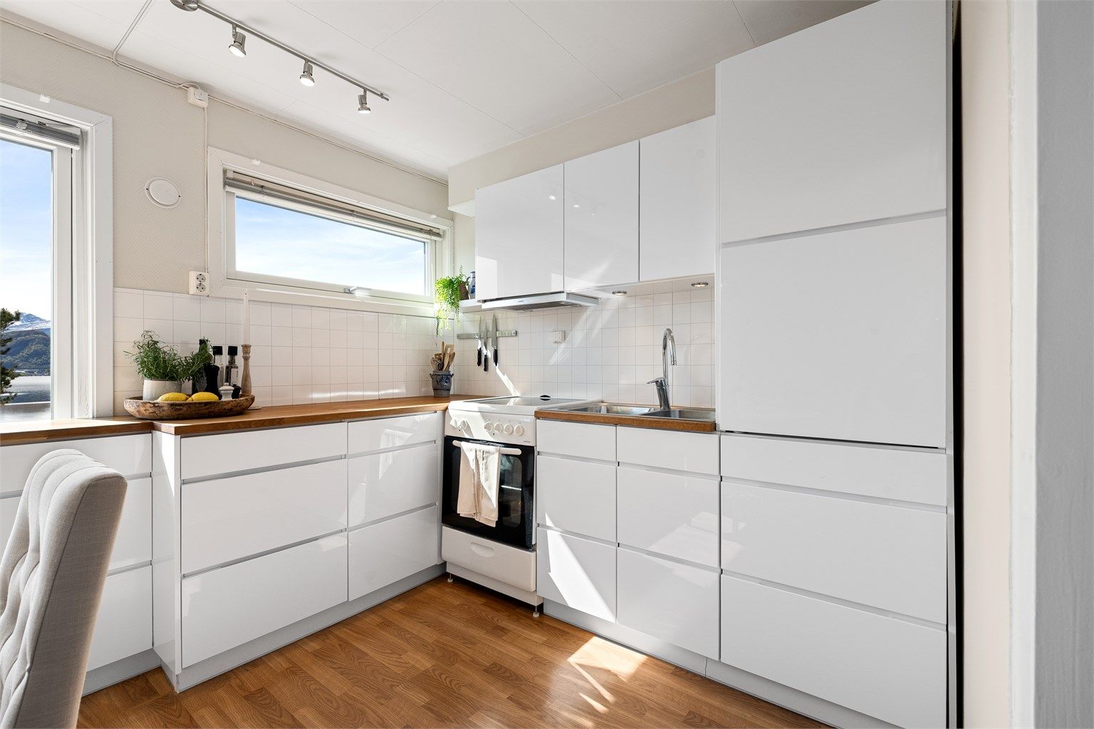 Kjøkkenet er utstyrt med kjøkkenventilator med avtrekk ut, samt integrert kjøleskap og oppvaskmaskin