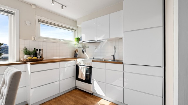 Kjøkkenet er utstyrt med kjøkkenventilator med avtrekk ut, samt integrert kjøleskap og oppvaskmaskin