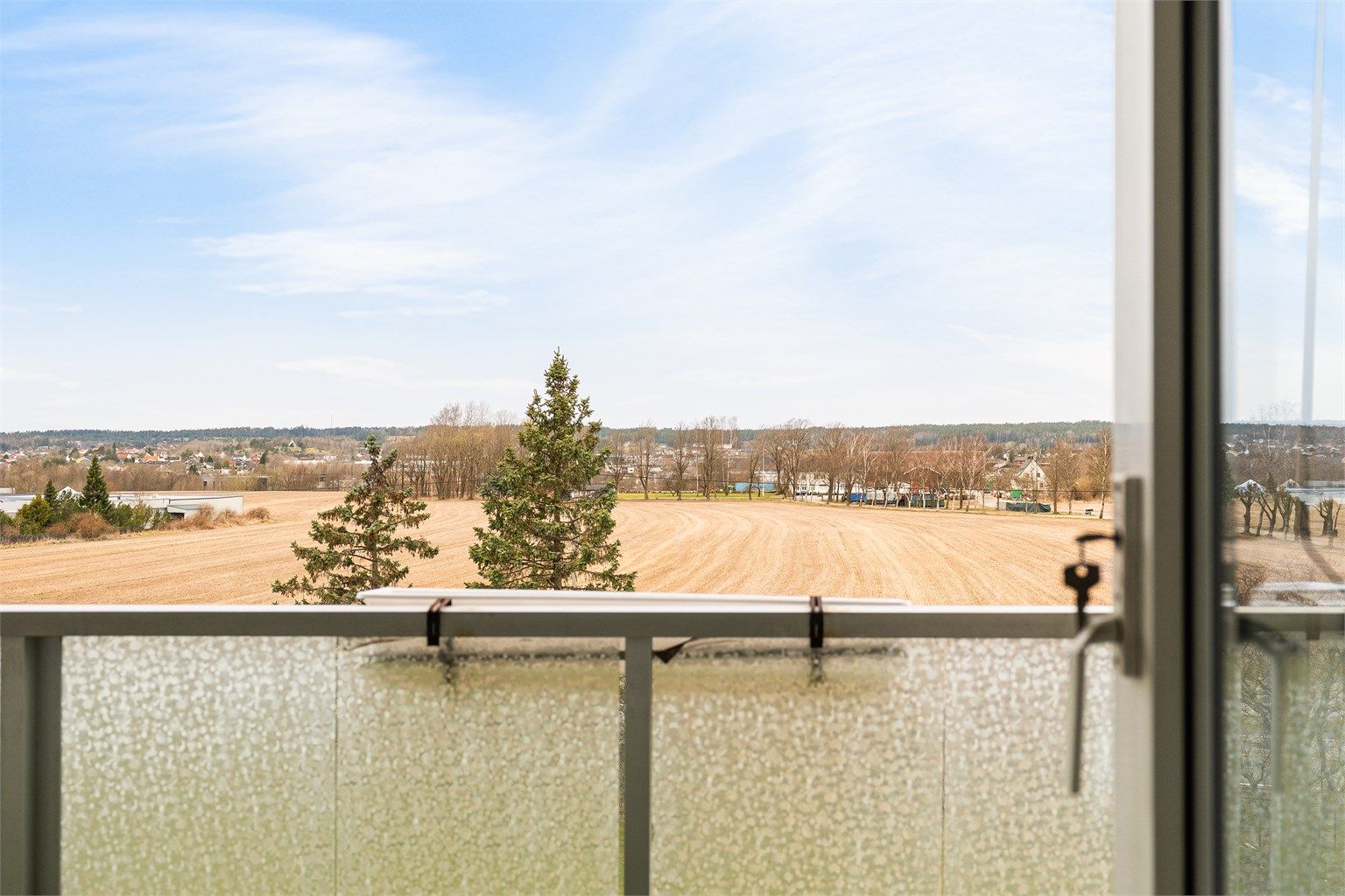 Leiligheten er gjennomgående i øverste etasje, med to verandaer og flott utsikt mot vest.