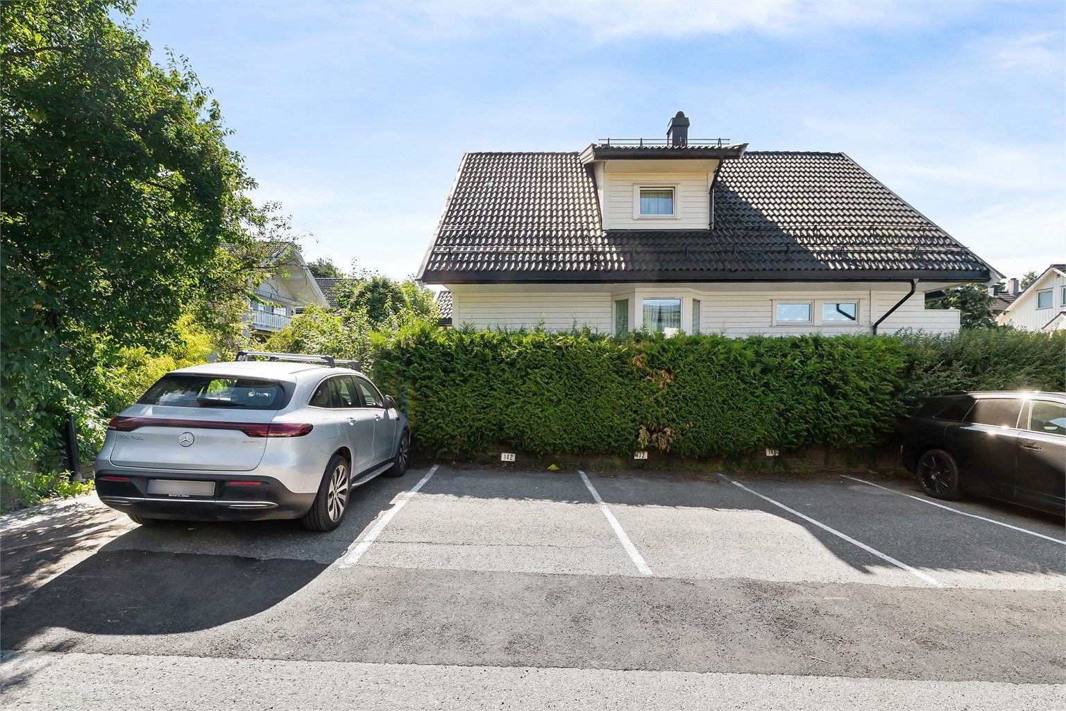 I tillegg til garasje er det en biloppstillingsplass på felles parkeringsområde merket med nr. 142.