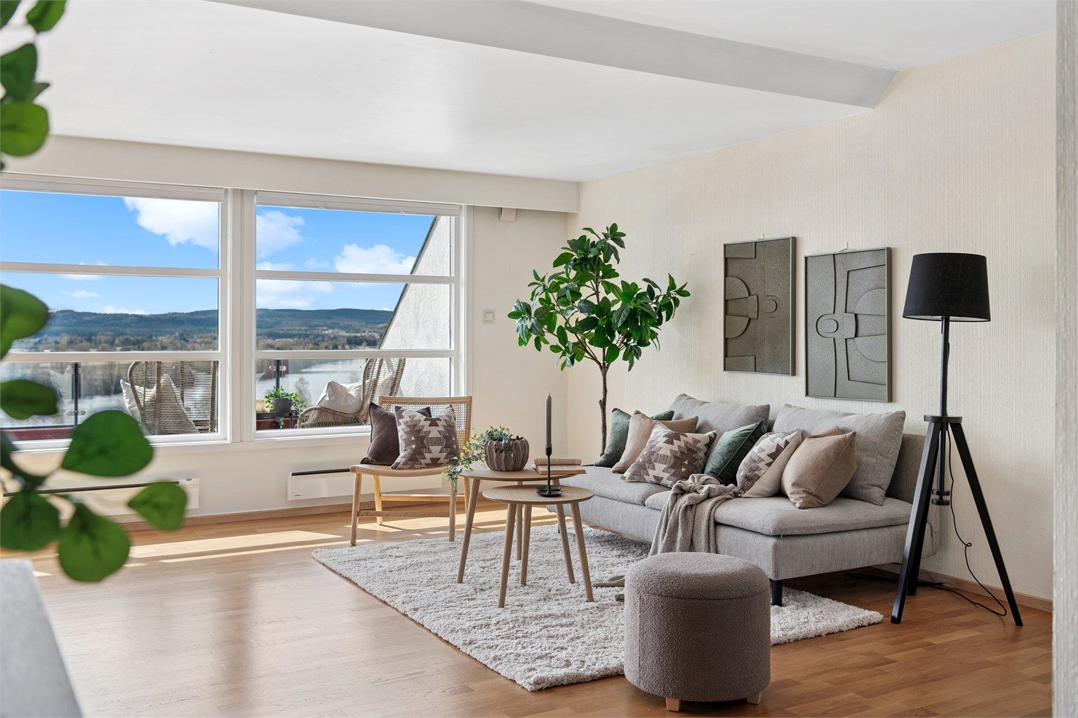 Velkommen til Kjølamovegen 33. Lettstelt og lys leilighet med trinnfri adkomst. 