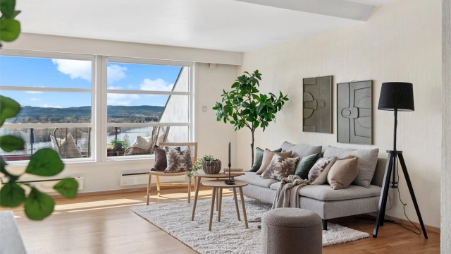 Velkommen til Kjølamovegen 33. Lettstelt og lys leilighet med trinnfri adkomst.