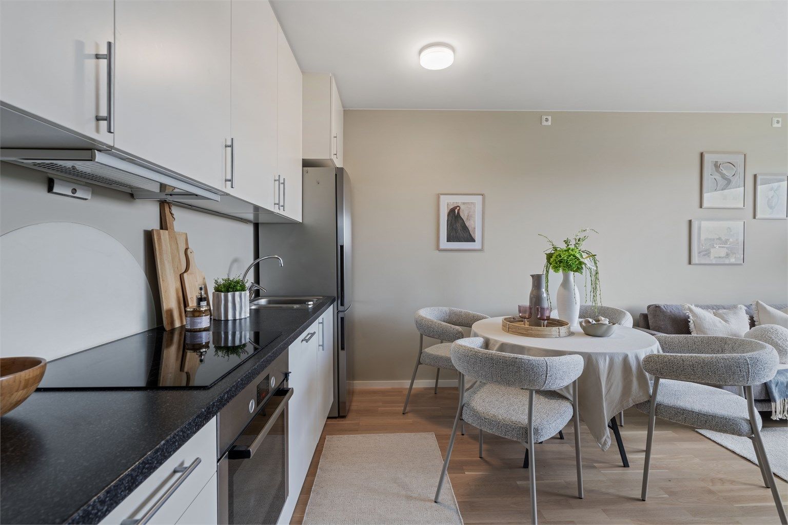 Kjøkkeninnredning fra byggeåret med glatte fronter og en slitesterk laminatbenkeplate.