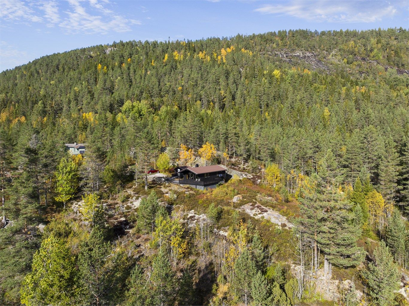 Fritidseiendommen er omkranset av vidstrakte skog- og fjellområder med flotte turmuligheter.