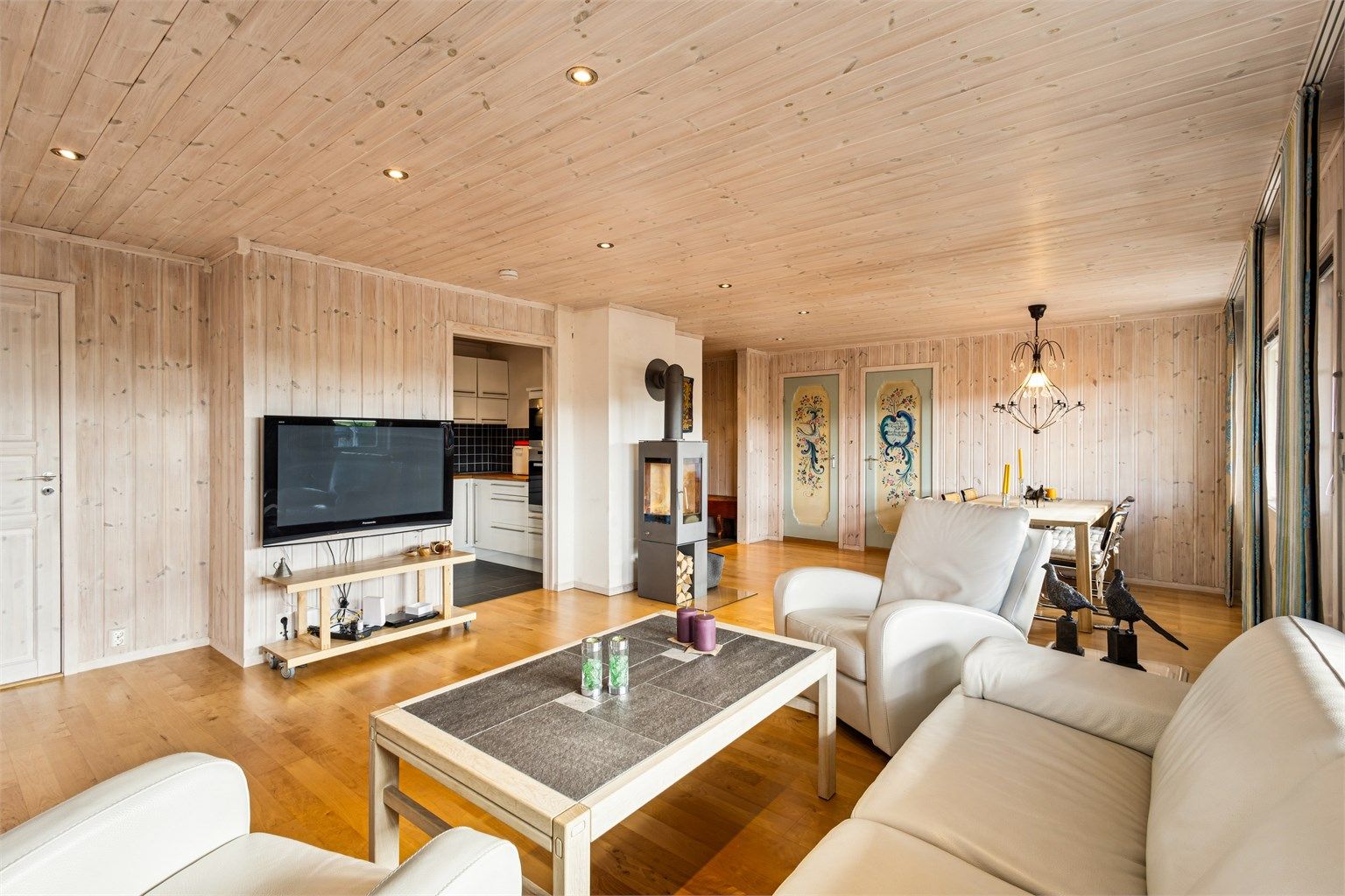 Oversiktlig oppholdsrom med innfelte downlights i himlingen.