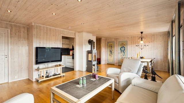 Oversiktlig oppholdsrom med innfelte downlights i himlingen.