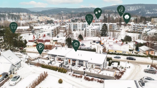 Boligen ligger i et etablert og rolig område med en blanding av rekkehus og eneboliger.