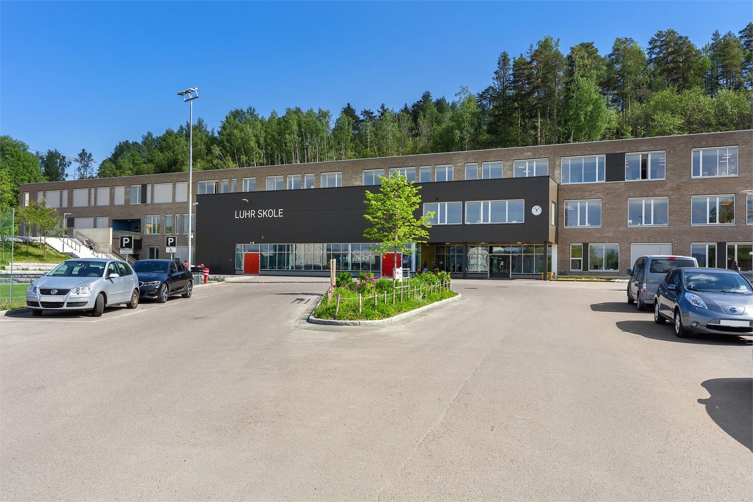 1 minutt unna ligger Luhr Skole.