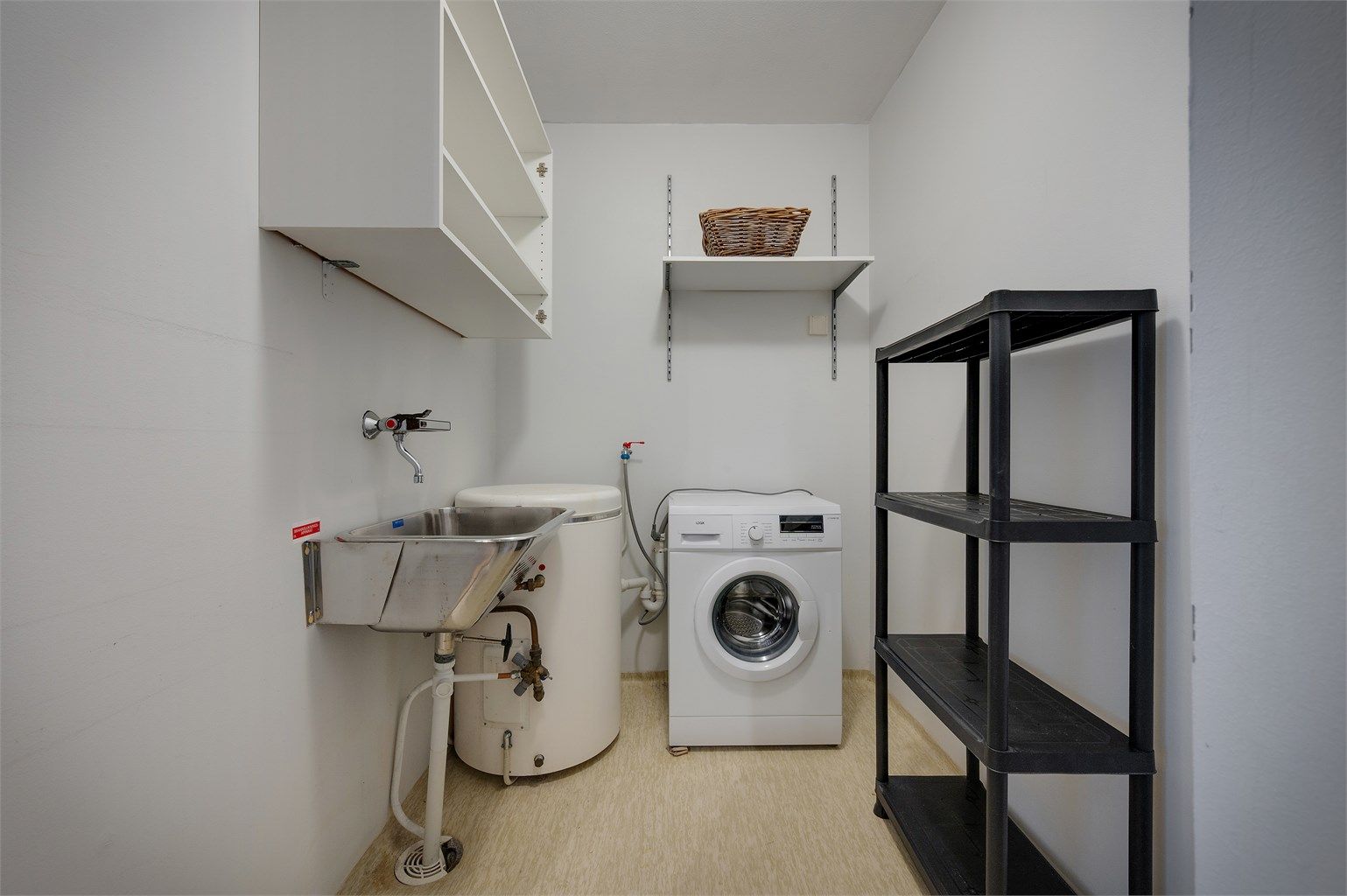 Leiligheten har et enkelt men veldig praktisk vaskerom med god plass til oppbevaring, vaskemaskin og tørketrommel. 