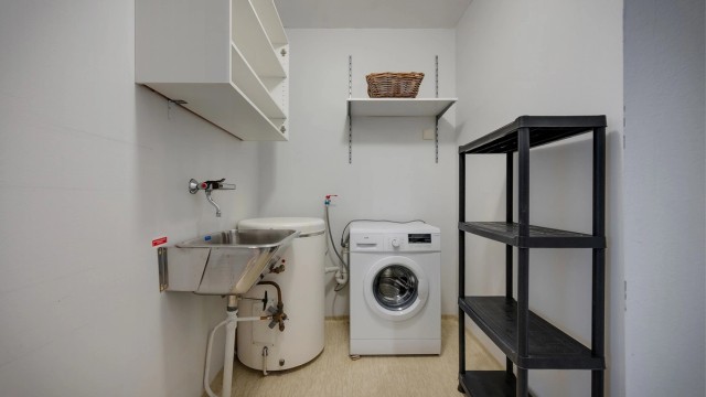 Leiligheten har et enkelt men veldig praktisk vaskerom med god plass til oppbevaring, vaskemaskin og tørketrommel.