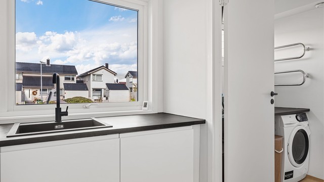 I forbindelse med kjøkken ligger vaskerom. Vaskerom har plass til både vaskemaskin og tørketrommel.