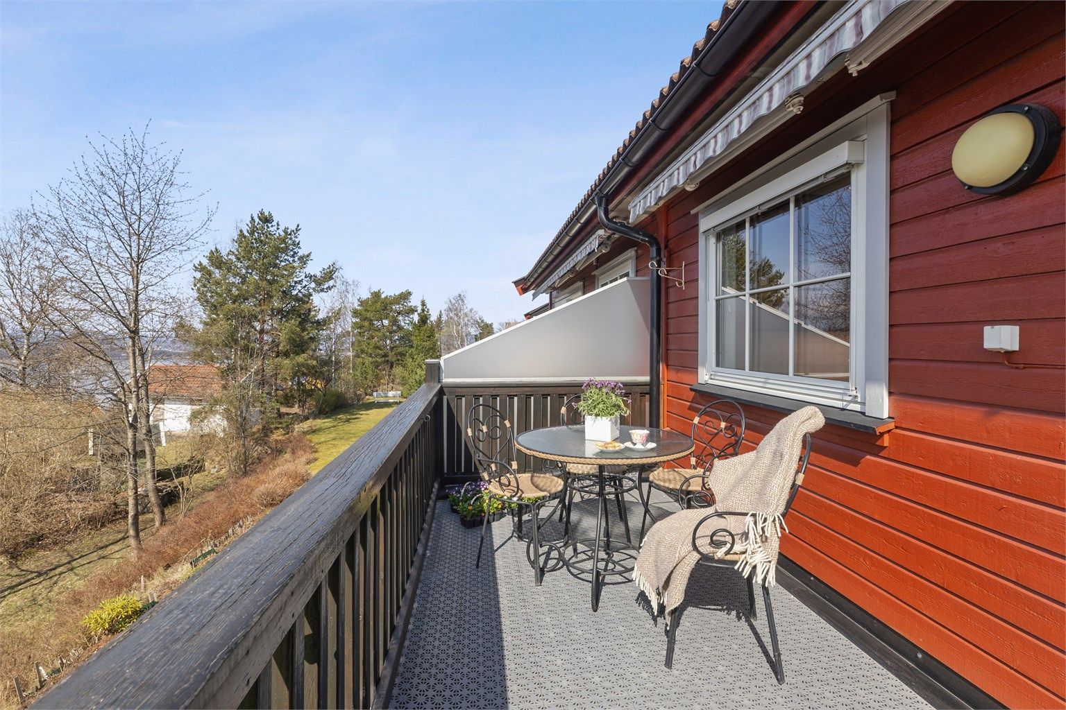 Balkongen har god plass til sittegrupper og utemøbler.