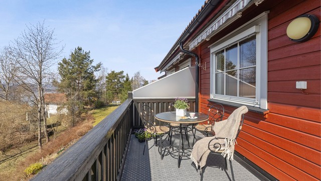 Balkongen har god plass til sittegrupper og utemøbler.