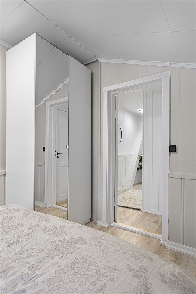 Et romslig garderobeskap med speilfronter gir godt med oppbevaringsplass.