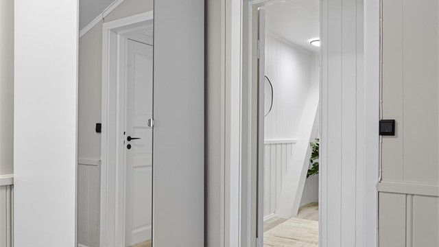 Et romslig garderobeskap med speilfronter gir godt med oppbevaringsplass.