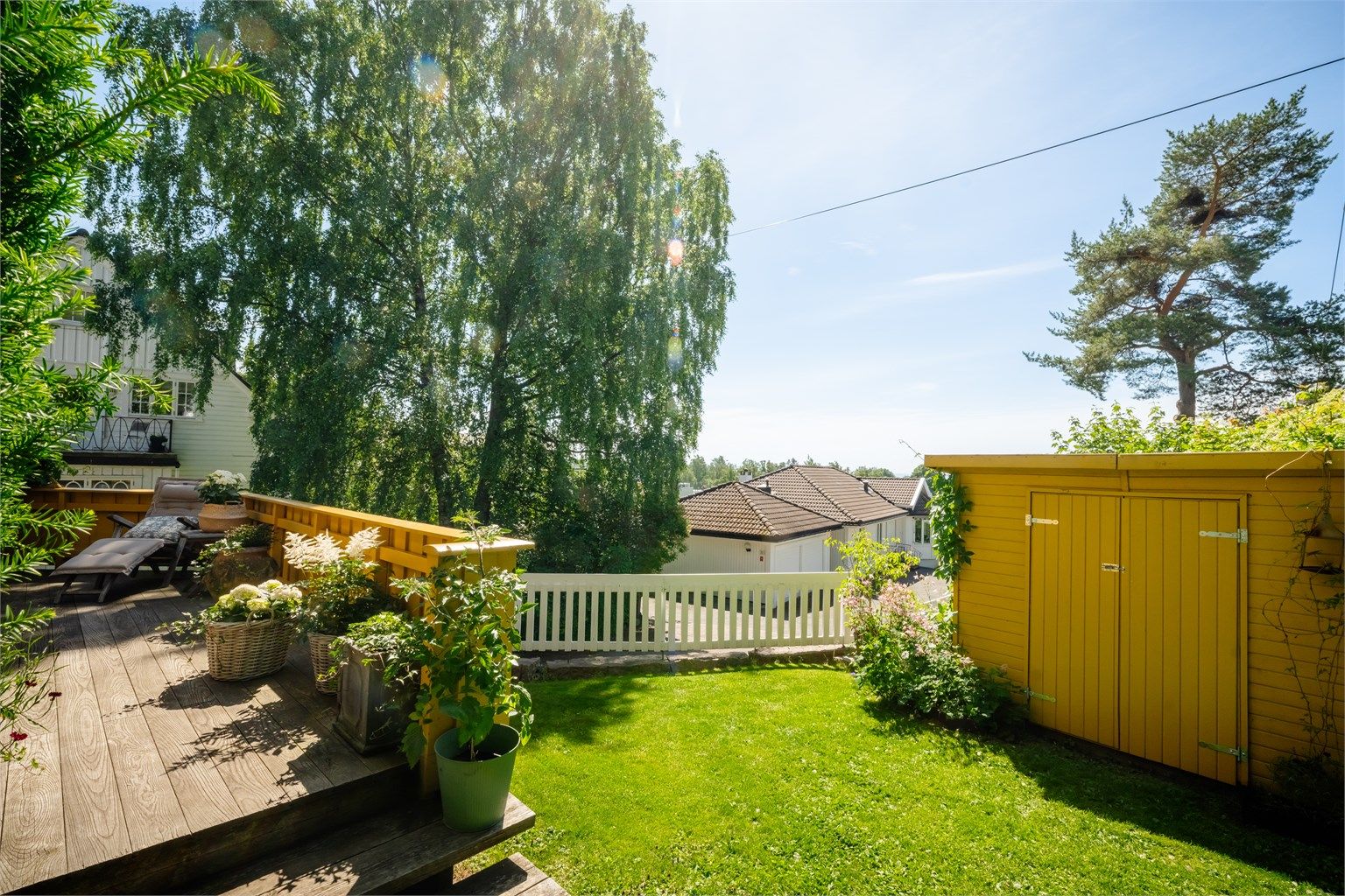 Ned et par trinn fra terrassen kommer man til hagen som strekker seg langs baksiden av huset. Her er det flotte muligheter for de minste og firbente til å boltre seg, sommer som vinter. 