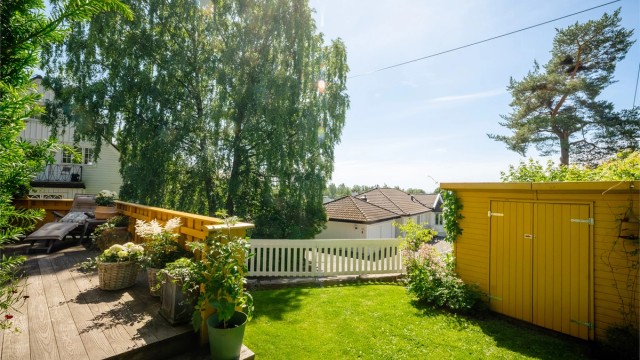 Ned et par trinn fra terrassen kommer man til hagen som strekker seg langs baksiden av huset. Her er det flotte muligheter for de minste og firbente til å boltre seg, sommer som vinter.