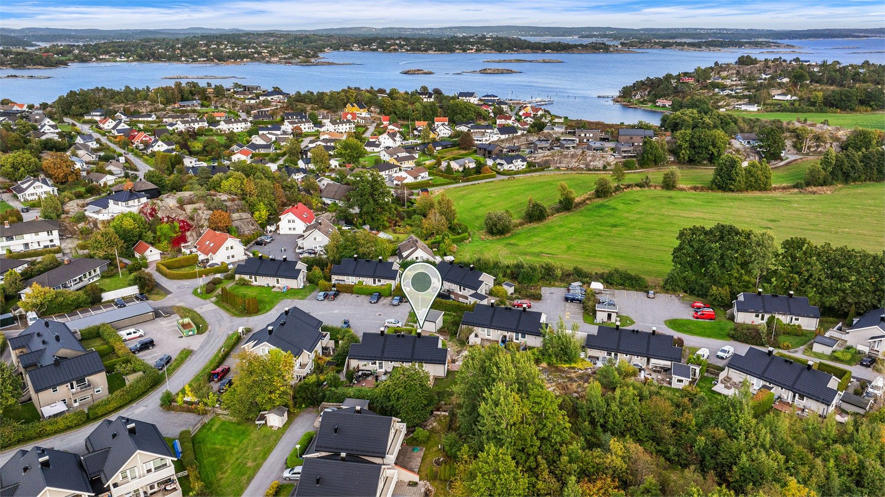 Velkommen til Gjekstad/Lahelle et populært og familievennlig område i Sandefjord, kjent for sin nærhet til både sjø, natur og gode hverdagsfasiliteter.
