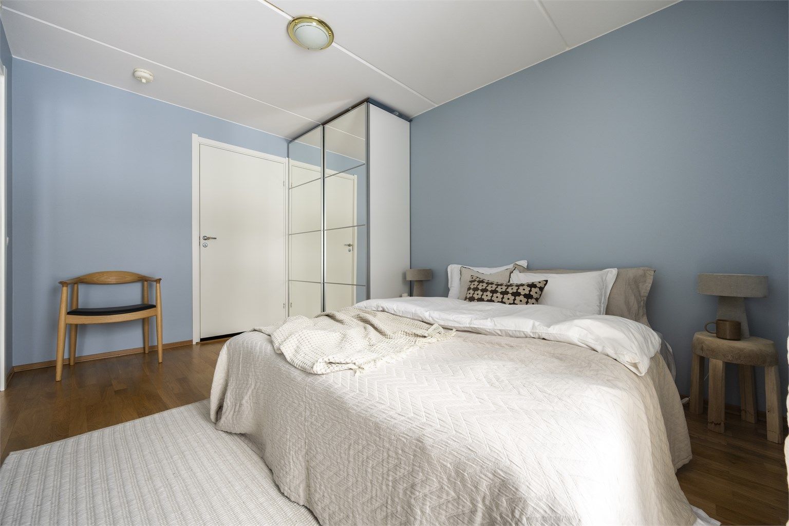 Soverommet er malt i en behagelig og lun blåfarge.