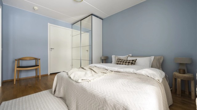 Soverommet er malt i en behagelig og lun blåfarge.