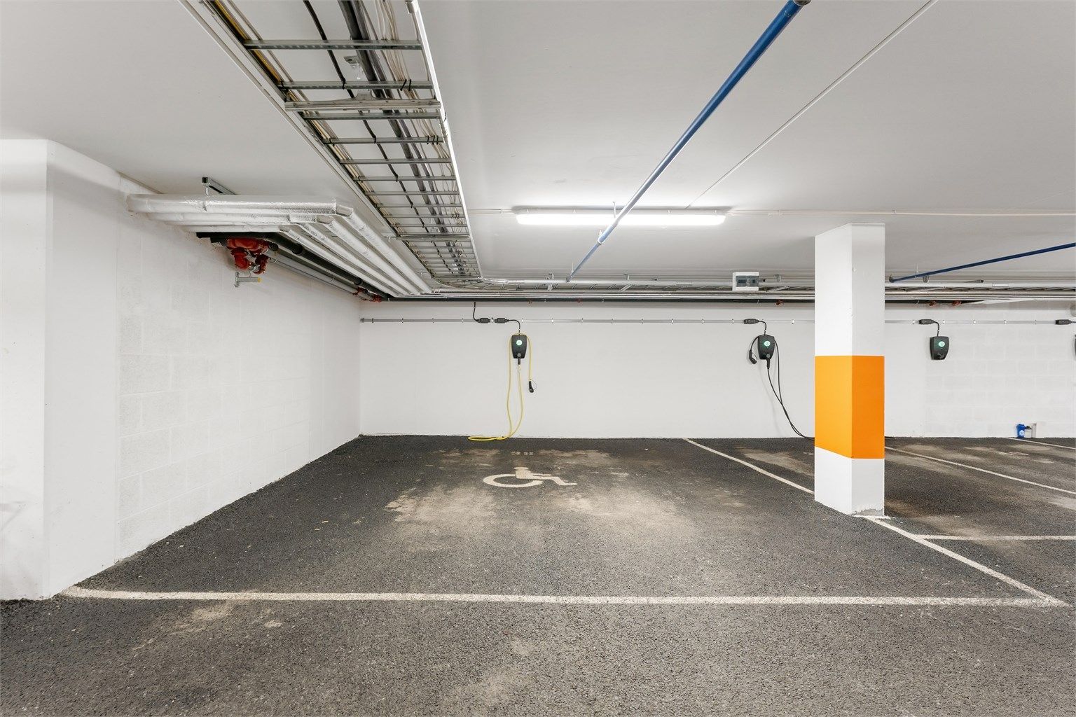 Egen HC-parkeringsplass (nr. 34) i felles garasjeanlegg med installert elbillader.