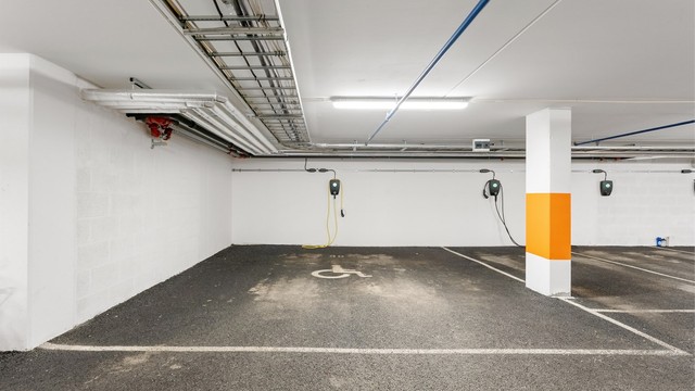 Egen HC-parkeringsplass (nr. 34) i felles garasjeanlegg med installert elbillader.