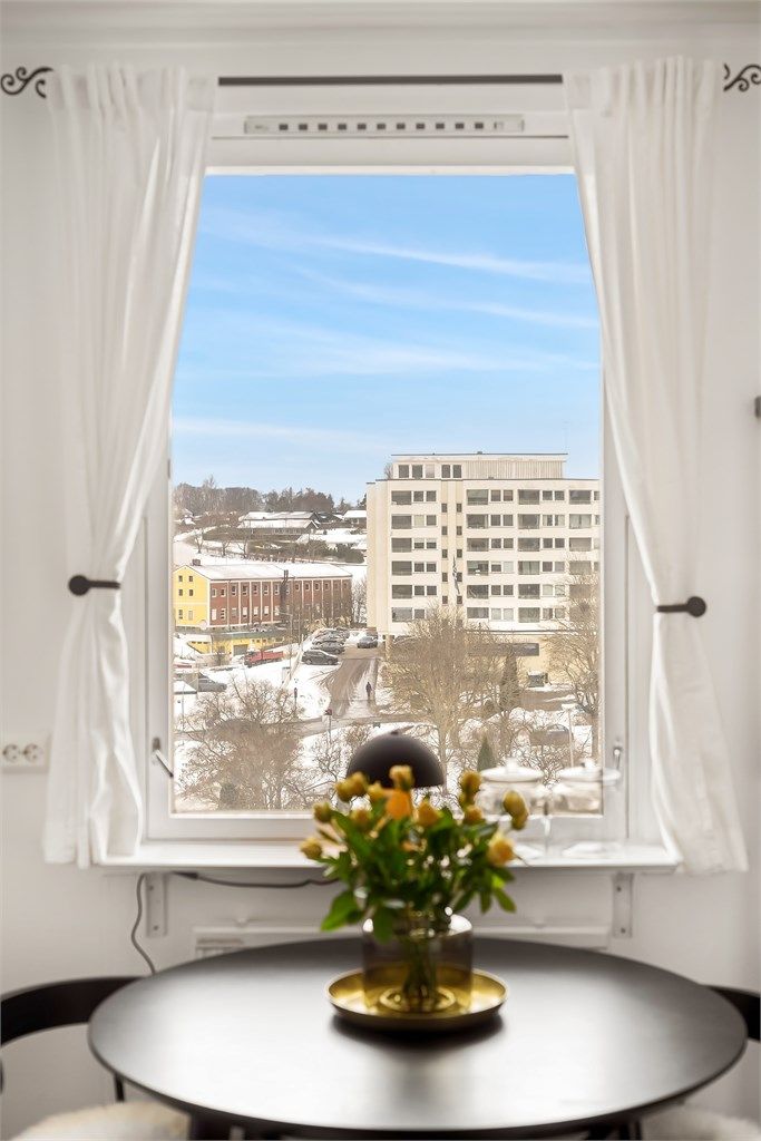 Et steinkast unna ligger Skøyenåsen torg med nærbutikk og ulike servicetjenester.