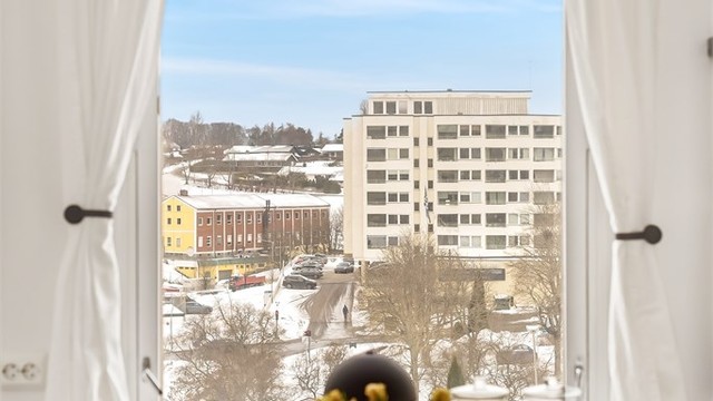 Et steinkast unna ligger Skøyenåsen torg med nærbutikk og ulike servicetjenester.