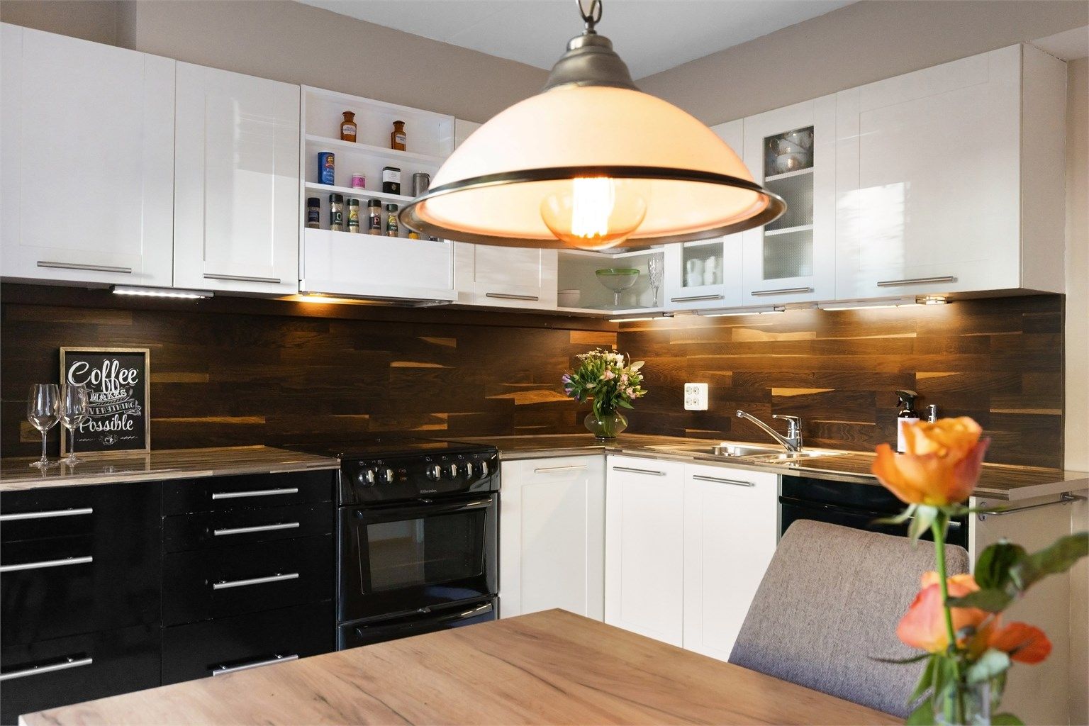 Kjøkkenet har komfyr, oppvaskmaskin og kjøleskap med fryser