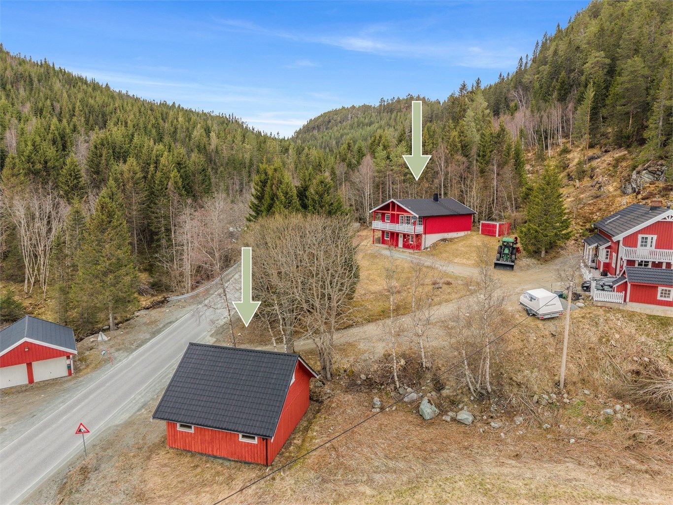 Velkommen til Ståggåvegen 294 – en innholdsrik enebolig med naturskjønn beliggenhet, fine uteområder og vakker utsikt mot Selbusjøen.