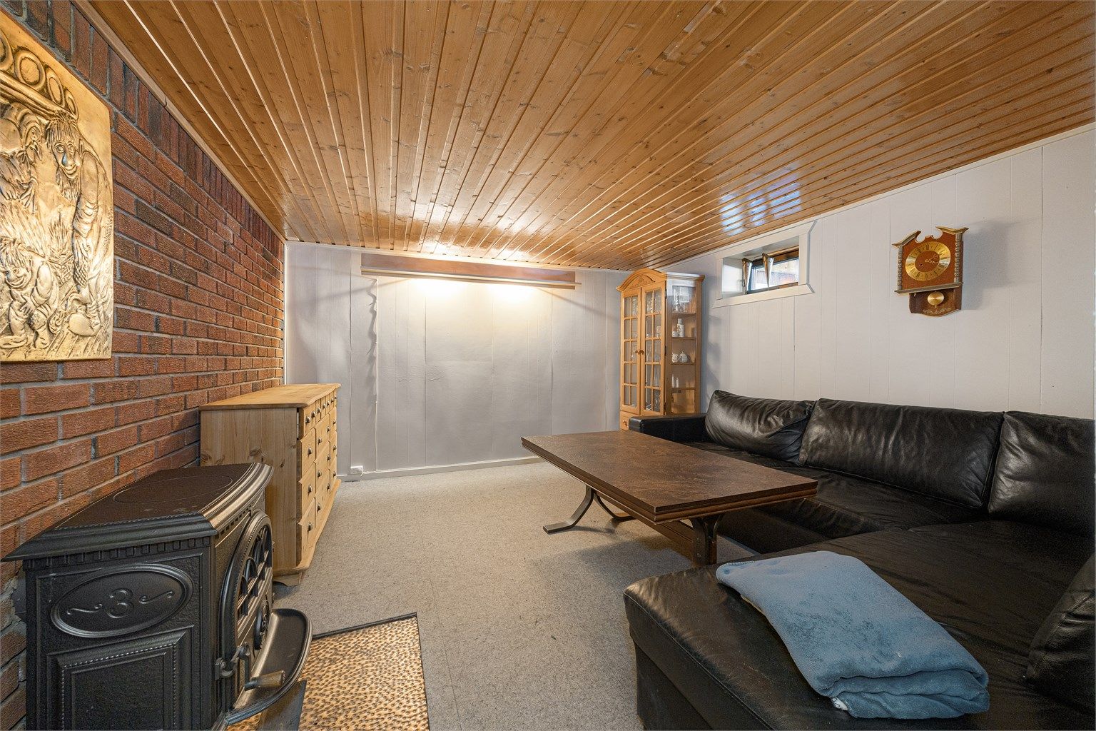 Innredet rom i kjelleren med en peisovn som gir ekstra varme.