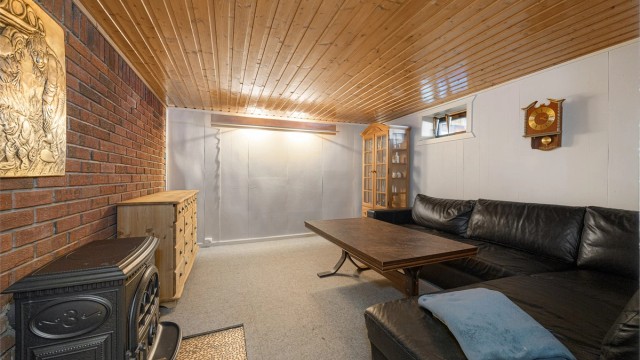 Innredet rom i kjelleren med en peisovn som gir ekstra varme.