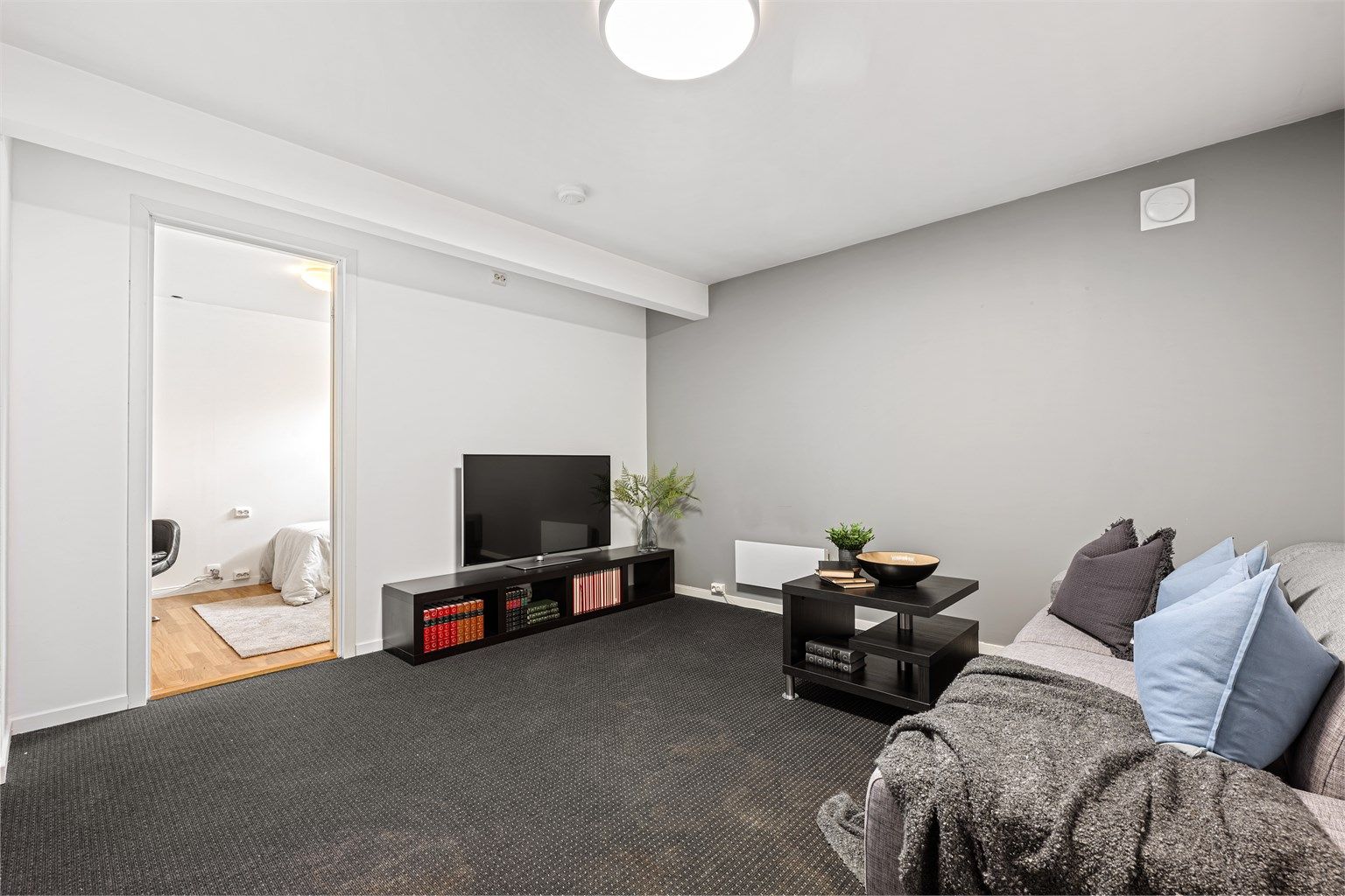 Kjelleretasjen er innredet med tv-stue, hobbyrom/gjesterom/kontor, vaskerom og boder. Det er også uinnredet bod som var planlagt til bad, og som kan lages til bad nr 2. 

