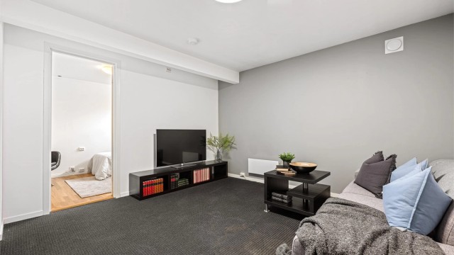 Kjelleretasjen er innredet med tv-stue, hobbyrom/gjesterom/kontor, vaskerom og boder. Det er også uinnredet bod som var planlagt til bad, og som kan lages til bad nr 2.