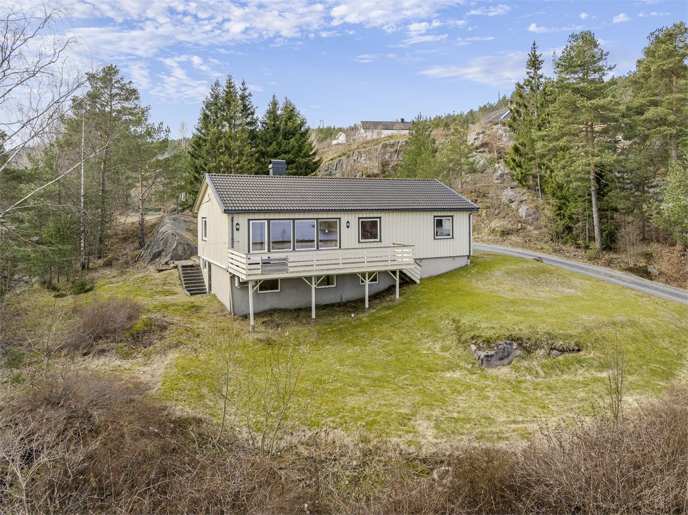 Yttertak ble i 2007 fornyet med nye takstein og undertak av papp.