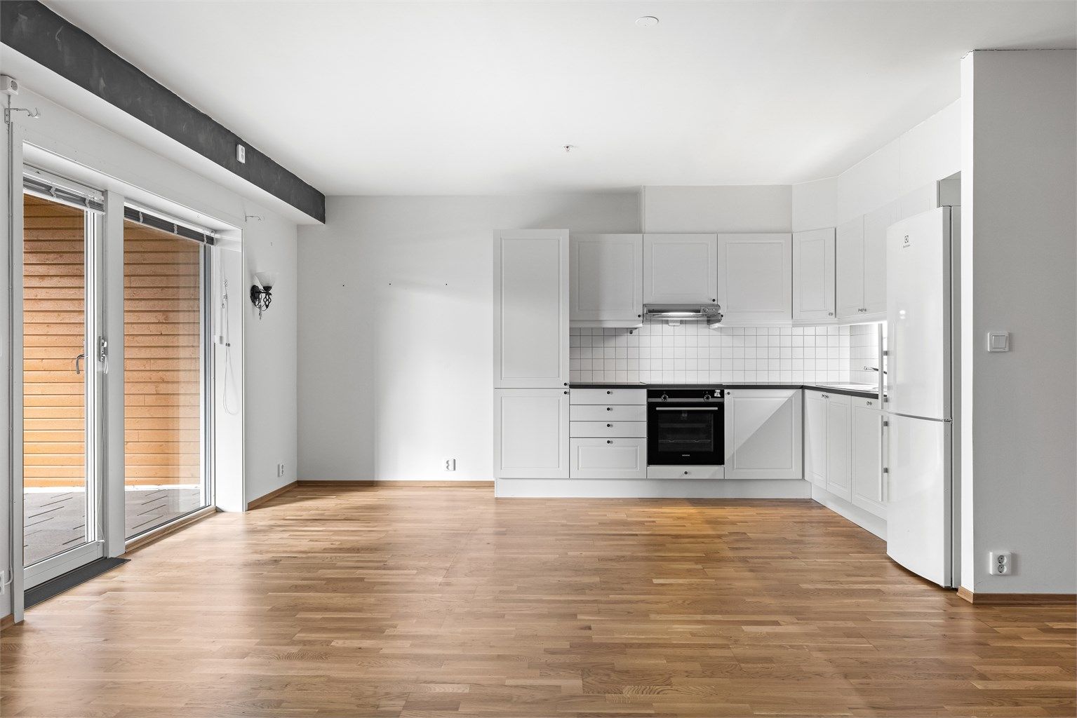 Leiligheten har en moderne åpen stue- kjøkkenløsning