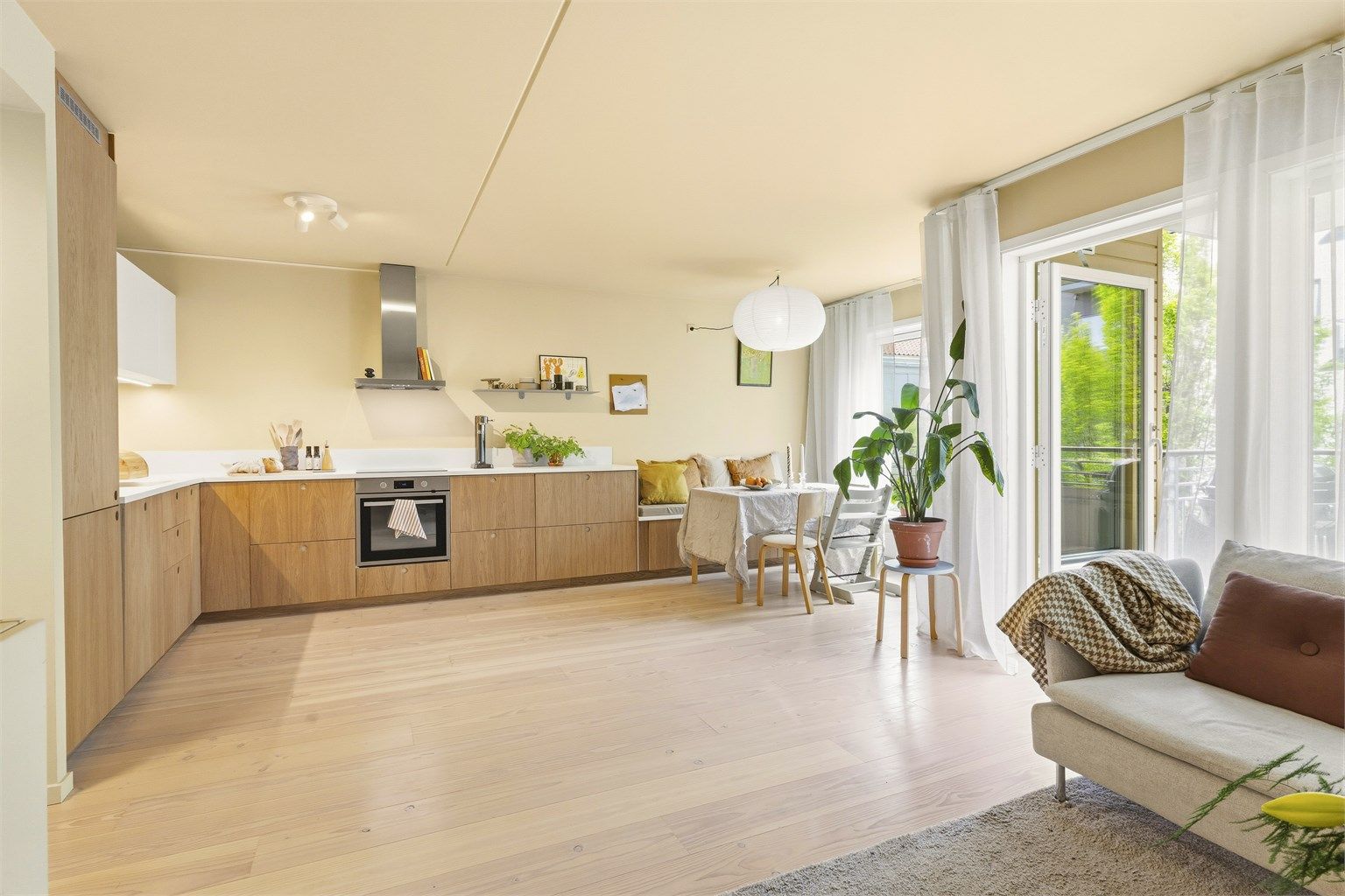 Innbydende og luftig stue med åpen kjøkkenløsning. Her er det god plass til å dekke langbord og invitere familie og venner på selskap