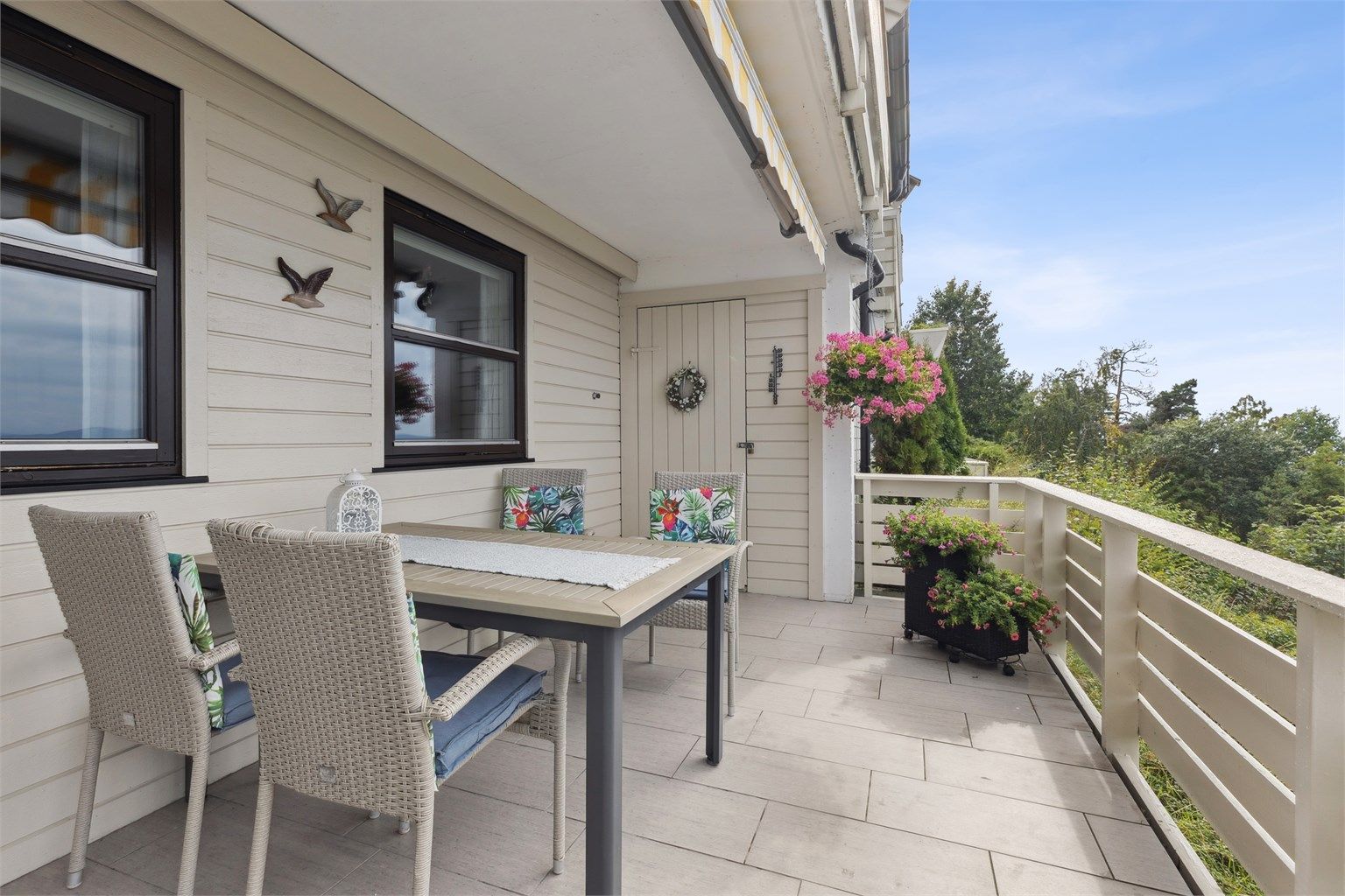 Her kan du møblere med flere sittegrupper og spiseplass. Et herlig sted å nyte solfylte dager, svale kvelder og fantastiske solnedganger.