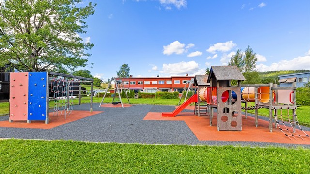 Lekeplass i front.