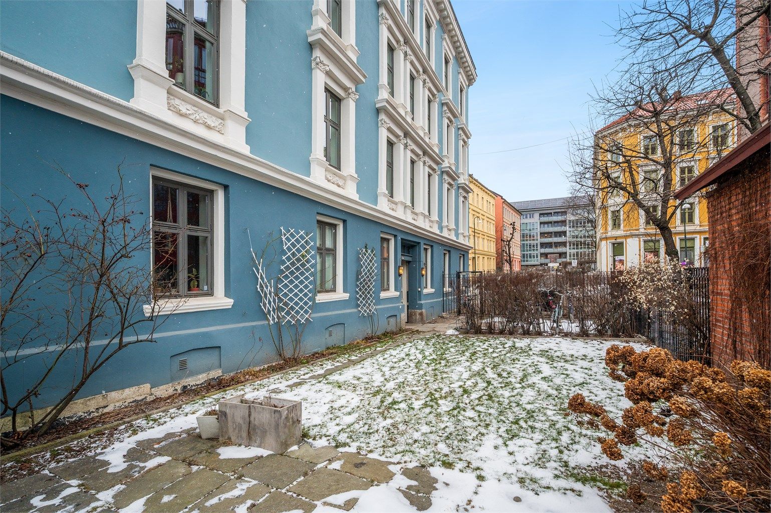 Schweigaards gate har kort vei til butikker, kafeer, restauranter, offentlig kommunikasjon og hyggelige park-/turområder.