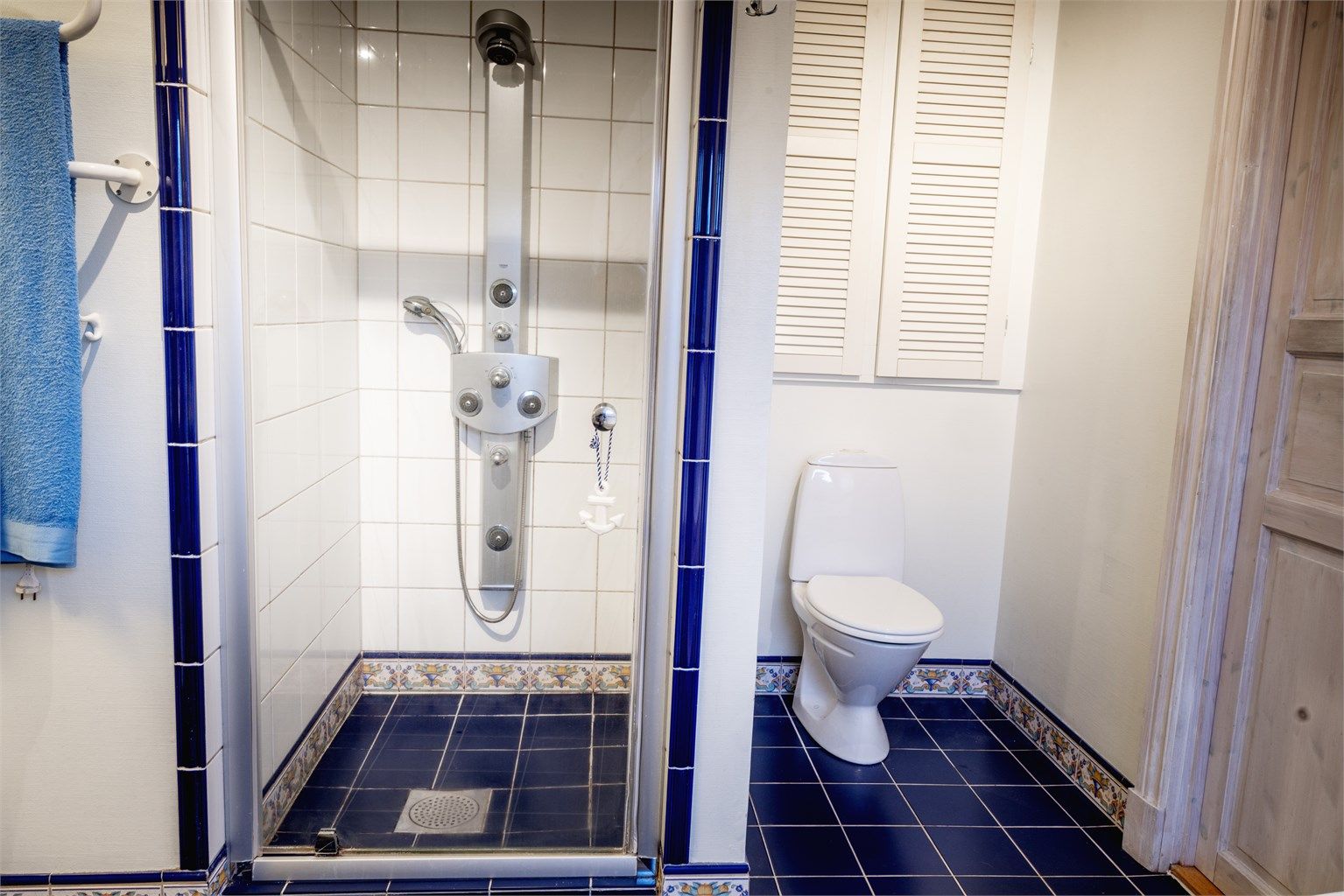 Nytt armatur med både hånddusj, regndusj og dyser er i nyere tid installert i dusjnisjen.