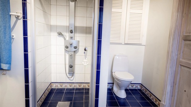 Nytt armatur med både hånddusj, regndusj og dyser er i nyere tid installert i dusjnisjen.