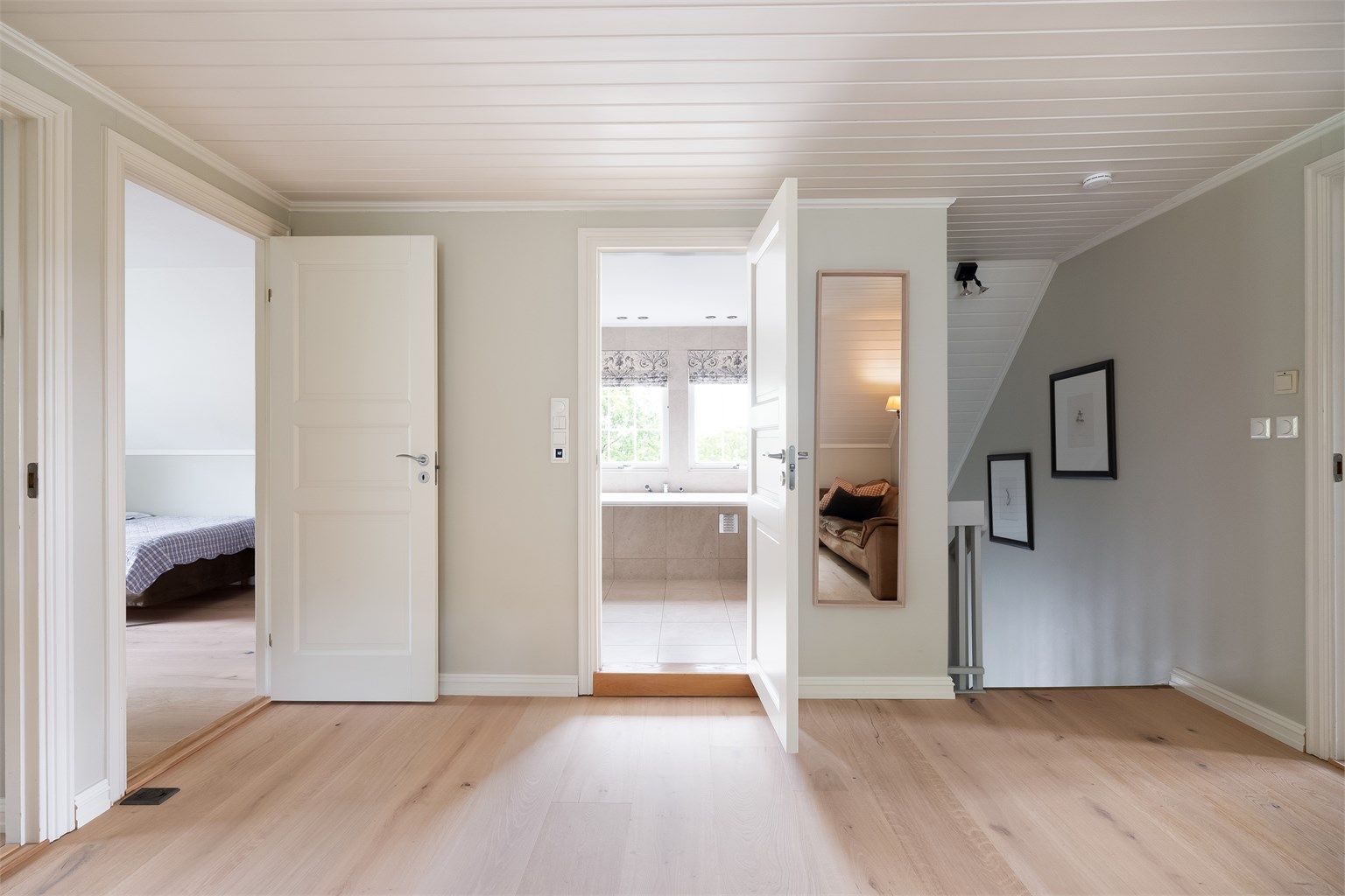 Trappen i entréen leder opp til boligens loftsstue hvor det er god plass til å innrede med sofa, salongbord og skrivebord. 