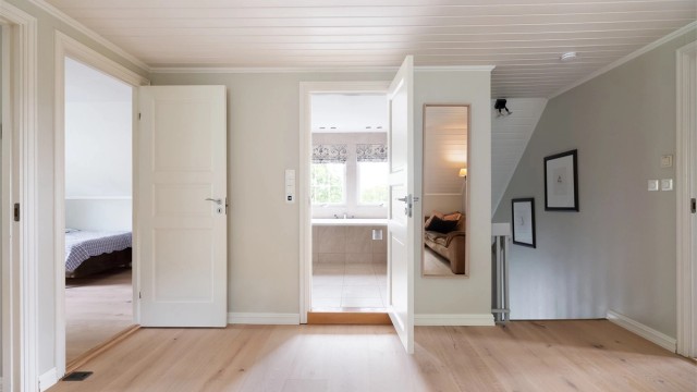 Trappen i entréen leder opp til boligens loftsstue hvor det er god plass til å innrede med sofa, salongbord og skrivebord.