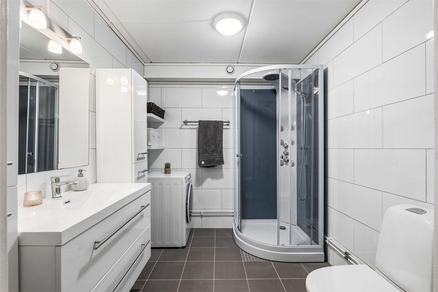 Rommet har varmekabler i gulvet og opplegg for vaskemaskin.